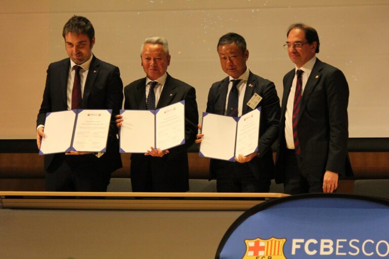 【FCBESCOLA×PenyaF.C.  Barcelona  Japan  Partnering  agreement  signing  ceremony】<br> We  have  signed  for  the  Partnering  agreement  between  the  FCBESCOLA(FC  Barcelona  school  in  Katsushika)in order  to  act  up  the  concept  of “ONE  BARÇA!!”.  From  today,we  will  cooperate  each  other  in  every  scene  in  the  future.