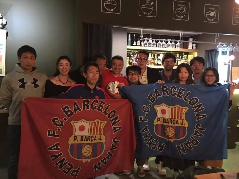 【FC  Barcelona  Bチームヘッドコーチのガルシアピミエンタ氏とペーニャメンバーで食事会】<br> バルサBがリーグ優勝しペーニャメンバーでお祝いしました！<br> <br> キャプテン翼ボールのプレゼント大変喜んでました！